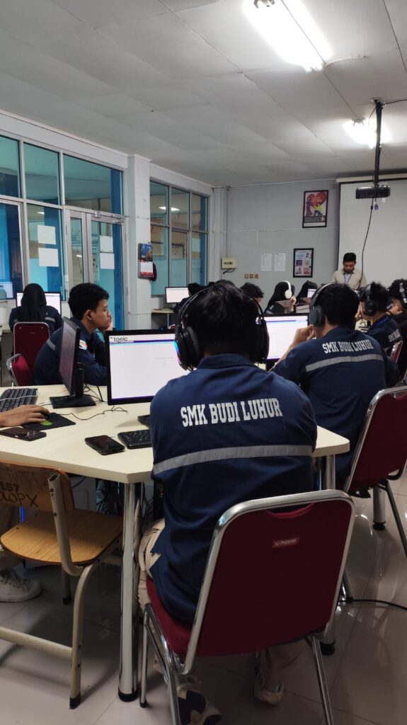 fefdb8bd-23da-468a-9326-b15605879e54-1-575x1024 Tes TOEIC 2025: 57 Siswa SMK Budi Luhur Ikuti Ujian Standar Internasional